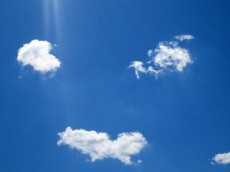 Облака на голубом небе